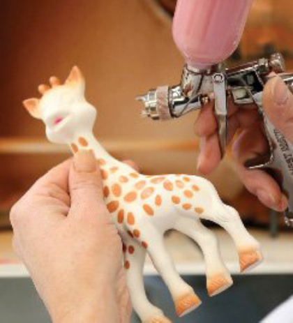 Comment est fabriquée Sophie la girafe ? 
